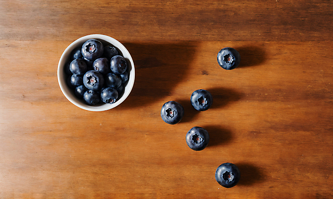 JPG 스튜디오촬영 편집이미지 그릇 사람없음 나뭇결 담기 블루베리 카피스페이스 편집실사 AI포토 AI콘텐츠 식기 과일 모션 실내 공백 CG 파일형식