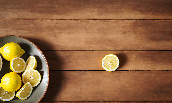 JPG 스튜디오촬영 편집이미지 그릇 단면 사람없음 나뭇결 레몬 슬라이스 카피스페이스 편집실사 AI포토 AI콘텐츠 식기 과일 실내 공백 CG 파일형식