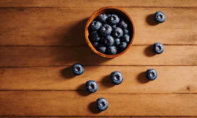 JPG 스튜디오촬영 편집이미지 그릇 사람없음 나뭇결 담기 블루베리 카피스페이스 편집실사 AI포토 AI콘텐츠 식기 과일 모션 실내 공백 CG 파일형식