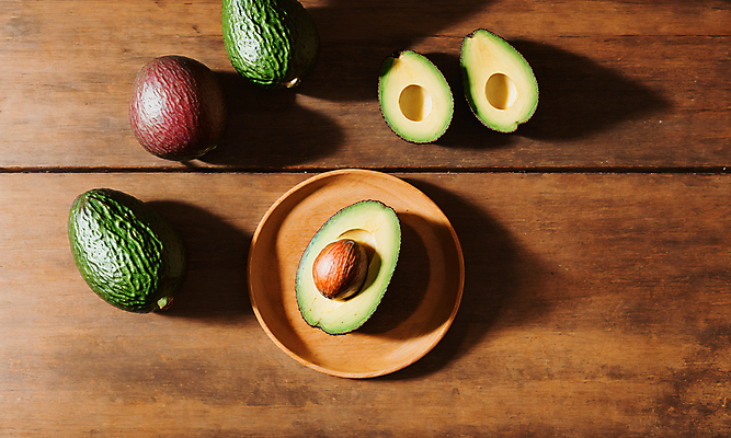 JPG 스튜디오촬영 편집이미지 단면 사람없음 나뭇결 아보카도 나무접시 카피스페이스 편집실사 AI포토 AI콘텐츠 접시 과일 실내 공백 CG 파일형식