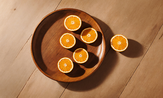 JPG 스튜디오촬영 편집이미지 오렌지 단면 사람없음 나뭇결 슬라이스 나무접시 카피스페이스 편집실사 AI포토 AI콘텐츠 접시 과일 실내 공백 CG 파일형식