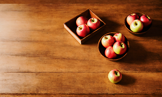 JPG 스튜디오촬영 편집이미지 그릇 사람없음 나뭇결 사과 담기 카피스페이스 편집실사 AI포토 AI콘텐츠 식기 과일 모션 실내 공백 CG 파일형식