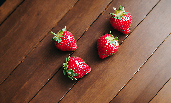 JPG 스튜디오촬영 편집이미지 딸기 사람없음 나뭇결 카피스페이스 편집실사 AI포토 AI콘텐츠 과일 실내 공백 CG 파일형식