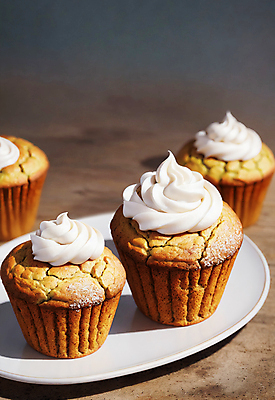 JPG 스튜디오촬영 편집이미지 접시 빵 디저트 사람없음 컵케이크 크림 머핀 편집실사 AI포토 AI콘텐츠 식기 음식 실내 케이크 CG 파일형식