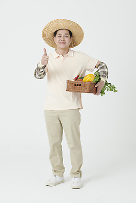 포토 JPG 스튜디오촬영 전신 남자 중년 50대 채소 한명 서기 미소 들기 앞모습 바구니 앞치마 한국인 수확 농부 밀짚모자 따봉 중년남자한명만 소상공인 국내포토 직업 모자_잡화 1 뷰포인트 농업 모션 실내 표정 사람 동양인 성인 경제 최고 상인 남자한명만 중년남자만 파일형식