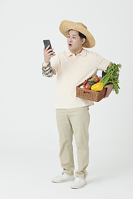 포토 JPG 스튜디오촬영 전신 남자 중년 50대 채소 한명 서기 들기 옆모습 스마트폰 바구니 앞치마 놀람 한국인 수확 농부 확인 밀짚모자 중년남자한명만 소상공인 국내포토 직업 모자_잡화 1 감정 뷰포인트 농업 모션 실내 표정 사람 동양인 성인 경제 핸드폰 스마트기기 상인 남자한명만 중년남자만 파일형식