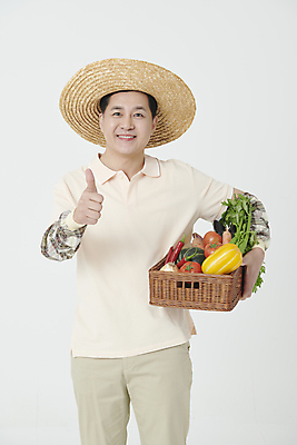 포토 JPG 스튜디오촬영 남자 중년 50대 채소 한명 미소 들기 상반신 앞모습 바구니 앞치마 한국인 수확 농부 밀짚모자 따봉 중년남자한명만 소상공인 국내포토 직업 모자_잡화 1 뷰포인트 농업 모션 실내 표정 사람 동양인 성인 경제 최고 상인 남자한명만 중년남자만 파일형식