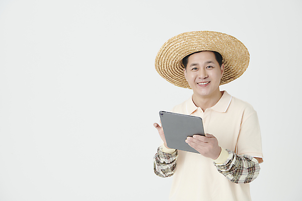 포토 JPG 스튜디오촬영 남자 중년 50대 한명 미소 들기 상반신 앞모습 태블릿 앞치마 한국인 농부 밀짚모자 중년남자한명만 스마트팜 소상공인 국내포토 직업 모자_잡화 1 뷰포인트 모션 실내 표정 사람 동양인 성인 경제 전자제품 스마트기기 농장 상인 남자한명만 중년남자만 파일형식