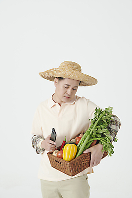 포토 JPG 스튜디오촬영 응시 남자 중년 50대 채소 한명 들기 상반신 앞모습 스마트폰 바구니 앞치마 한국인 수확 농부 고민 밀짚모자 중년남자한명만 내려보기 소상공인 국내포토 직업 모자_잡화 1 시선 감정 뷰포인트 농업 모션 실내 사람 동양인 성인 경제 핸드폰 스마트기기 상인 남자한명만 중년남자만 파일형식