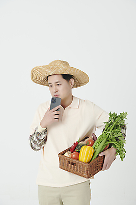 포토 JPG 스튜디오촬영 남자 중년 50대 생각 채소 한명 들기 상반신 앞모습 스마트폰 바구니 앞치마 한국인 수확 농부 고민 밀짚모자 곤란 중년남자한명만 소상공인 국내포토 직업 모자_잡화 1 감정 뷰포인트 농업 모션 실내 사람 동양인 성인 경제 핸드폰 스마트기기 상인 남자한명만 중년남자만 파일형식