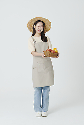 포토 JPG 스튜디오촬영 전신 여자 토마토 한명 서기 미소 들기 20대 성인 앞모습 바구니 앞치마 한국인 수확 농부 손내밀기 밀짚모자 참외 성인여자한명만 소상공인 청년농부 국내포토 직업 모자_잡화 1 뷰포인트 농업 채소 과일 모션 실내 표정 사람 동양인 손짓 청년 경제 상인 여자한명만 성인여자만 파일형식