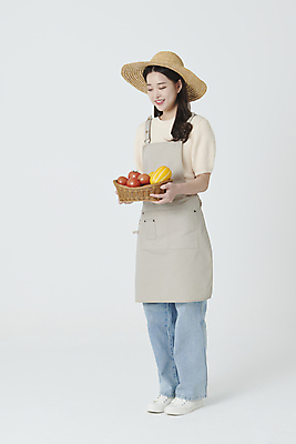포토 JPG 스튜디오촬영 전신 응시 여자 토마토 한명 서기 미소 들기 20대 성인 옆모습 바구니 앞치마 한국인 수확 농부 밀짚모자 참외 성인여자한명만 내려보기 소상공인 청년농부 국내포토 직업 모자_잡화 1 시선 뷰포인트 농업 채소 과일 모션 실내 표정 사람 동양인 청년 경제 상인 여자한명만 성인여자만 파일형식