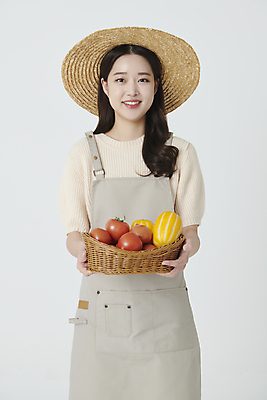 포토 JPG 스튜디오촬영 여자 토마토 한명 미소 들기 상반신 20대 성인 앞모습 바구니 앞치마 한국인 수확 농부 밀짚모자 참외 성인여자한명만 소상공인 청년농부 국내포토 직업 모자_잡화 1 뷰포인트 농업 채소 과일 모션 실내 표정 사람 동양인 청년 경제 상인 여자한명만 성인여자만 파일형식