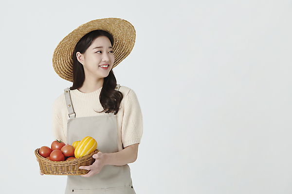 포토 JPG 스튜디오촬영 응시 여자 토마토 한명 미소 들기 상반신 20대 성인 앞모습 바구니 앞치마 한국인 수확 농부 밀짚모자 참외 성인여자한명만 소상공인 청년농부 국내포토 직업 모자_잡화 1 시선 뷰포인트 농업 채소 과일 모션 실내 표정 사람 동양인 청년 경제 상인 여자한명만 성인여자만 파일형식