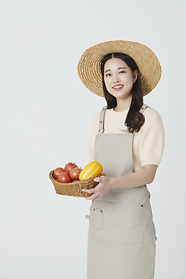포토 JPG 스튜디오촬영 여자 토마토 한명 미소 들기 상반신 20대 성인 앞모습 옆모습 바구니 앞치마 한국인 수확 농부 밀짚모자 참외 성인여자한명만 소상공인 청년농부 국내포토 직업 모자_잡화 1 뷰포인트 농업 채소 과일 모션 실내 표정 사람 동양인 청년 경제 상인 여자한명만 성인여자만 파일형식