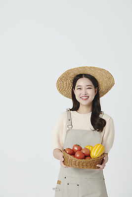 포토 JPG 스튜디오촬영 여자 토마토 한명 미소 들기 상반신 20대 성인 앞모습 바구니 앞치마 한국인 수확 농부 밀짚모자 참외 성인여자한명만 소상공인 청년농부 국내포토 직업 모자_잡화 1 뷰포인트 농업 채소 과일 모션 실내 표정 사람 동양인 청년 경제 상인 여자한명만 성인여자만 파일형식