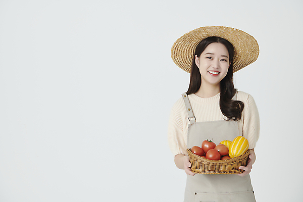 포토 JPG 스튜디오촬영 여자 토마토 한명 미소 들기 상반신 20대 성인 앞모습 바구니 앞치마 한국인 수확 농부 밀짚모자 참외 성인여자한명만 소상공인 청년농부 국내포토 직업 모자_잡화 1 뷰포인트 농업 채소 과일 모션 실내 표정 사람 동양인 청년 경제 상인 여자한명만 성인여자만 파일형식