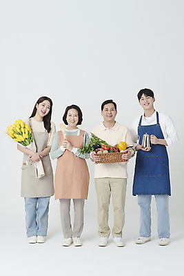 포토 JPG 스튜디오촬영 전신 여자 남자 꽃다발 중년 50대 채소 주전자 서기 미소 들기 여러명 20대 성인 앞모습 바구니 앞치마 한국인 농부 주부 주걱 바리스타 플로리스트 소상공인 국내포토 직업 꽃 뷰포인트 다수 모션 주방용품 실내 표정 사람 동양인 청년 경제 상인 파일형식