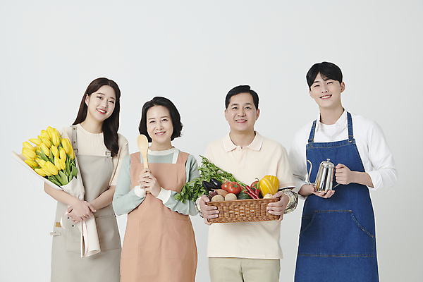 포토 JPG 스튜디오촬영 여자 남자 꽃다발 중년 50대 채소 주전자 미소 들기 여러명 상반신 20대 성인 앞모습 바구니 앞치마 한국인 농부 주부 주걱 바리스타 플로리스트 소상공인 국내포토 직업 꽃 뷰포인트 다수 모션 주방용품 실내 표정 사람 동양인 청년 경제 상인 파일형식