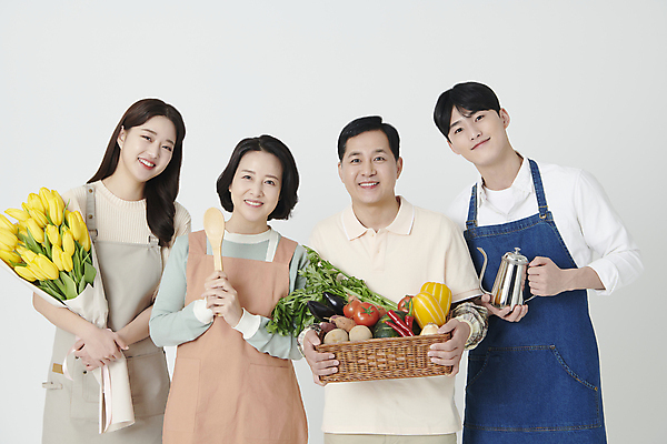 포토 JPG 스튜디오촬영 여자 남자 꽃다발 중년 50대 채소 주전자 미소 들기 여러명 상반신 20대 성인 앞모습 바구니 앞치마 한국인 농부 주부 주걱 바리스타 플로리스트 소상공인 국내포토 직업 꽃 뷰포인트 다수 모션 주방용품 실내 표정 사람 동양인 청년 경제 상인 파일형식