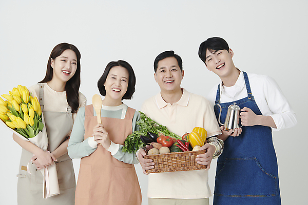 포토 JPG 스튜디오촬영 여자 남자 꽃다발 중년 50대 채소 주전자 미소 들기 여러명 상반신 20대 성인 앞모습 바구니 앞치마 한국인 농부 주부 주걱 바리스타 플로리스트 소상공인 국내포토 직업 꽃 뷰포인트 다수 모션 주방용품 실내 표정 사람 동양인 청년 경제 상인 파일형식
