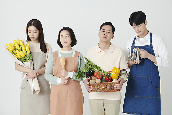 포토 JPG 스튜디오촬영 여자 남자 꽃다발 중년 50대 생각 채소 주전자 들기 여러명 상반신 20대 성인 앞모습 바구니 앞치마 한국인 올려보기 농부 고민 주부 주걱 바리스타 곤란 심각 플로리스트 내려보기 소상공인 국내포토 직업 꽃 감정 뷰포인트 다수 컨셉 모션 주방용품 실내 사람 동양인 청년 경제 상인 파일형식