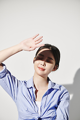 포토 JPG 스튜디오촬영 여자 그림자 한명 미소 상반신 20대 성인 앞모습 여름 빛 손들기 눈감음 한국인 가림 눈부심 자외선 의료성형뷰티 성인여자한명만 국내포토 1 계절 뷰포인트 모션 실내 표정 사람 동양인 청년 여자한명만 성인여자만 파일형식