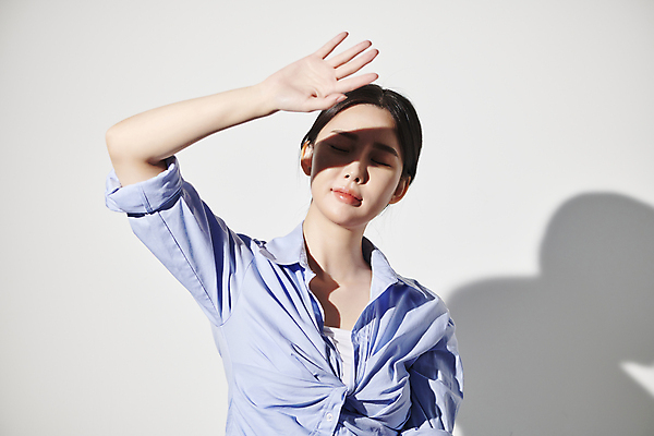 포토 JPG 스튜디오촬영 여자 그림자 한명 상반신 20대 성인 앞모습 여름 빛 손들기 눈감음 한국인 가림 찡그림 눈부심 자외선 의료성형뷰티 성인여자한명만 국내포토 1 계절 뷰포인트 모션 실내 표정 사람 동양인 청년 여자한명만 성인여자만 파일형식