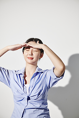 포토 JPG 스튜디오촬영 여자 그림자 한명 상반신 20대 성인 앞모습 여름 빛 손들기 눈감음 한국인 가림 눈부심 자외선 의료성형뷰티 성인여자한명만 국내포토 1 계절 뷰포인트 모션 실내 사람 동양인 청년 여자한명만 성인여자만 파일형식