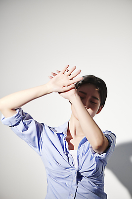 포토 JPG 스튜디오촬영 여자 그림자 한명 상반신 20대 성인 앞모습 여름 빛 손들기 눈감음 한국인 가림 찡그림 눈부심 자외선 의료성형뷰티 성인여자한명만 국내포토 1 계절 뷰포인트 모션 실내 표정 사람 동양인 청년 여자한명만 성인여자만 파일형식