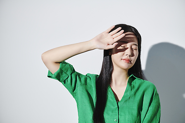 포토 JPG 스튜디오촬영 여자 그림자 한명 상반신 20대 성인 앞모습 여름 빛 손들기 눈감음 한국인 가림 찡그림 눈부심 자외선 의료성형뷰티 성인여자한명만 국내포토 1 계절 뷰포인트 모션 실내 표정 사람 동양인 청년 여자한명만 성인여자만 파일형식