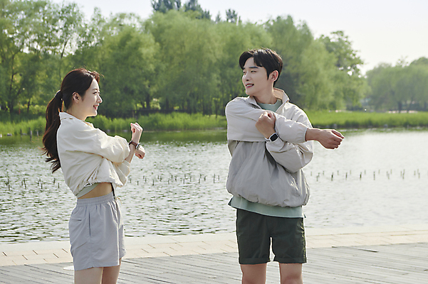 포토 JPG 주간 커플 공원 여자 남자 하늘 미소 상반신 20대 성인 야외 두명 앞모습 옆모습 운동복 마주보기 맑음 스트레칭 한국인 준비 러닝 성인만 국내포토 자연요소 옷 공공시설 뷰포인트 관계 모션 날씨 표정 사람 동양인 청년 운동 파일형식