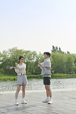 포토 JPG 주간 전신 커플 공원 여자 남자 하늘 서기 미소 20대 성인 야외 두명 앞모습 옆모습 운동복 맑음 스트레칭 한국인 준비 러닝 성인만 국내포토 자연요소 옷 공공시설 뷰포인트 관계 모션 날씨 표정 사람 동양인 청년 운동 파일형식