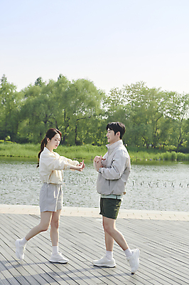 포토 JPG 주간 전신 커플 공원 여자 남자 하늘 서기 미소 20대 성인 야외 두명 옆모습 운동복 맑음 스트레칭 한국인 준비 러닝 성인만 국내포토 자연요소 옷 공공시설 뷰포인트 관계 모션 날씨 표정 사람 동양인 청년 운동 파일형식