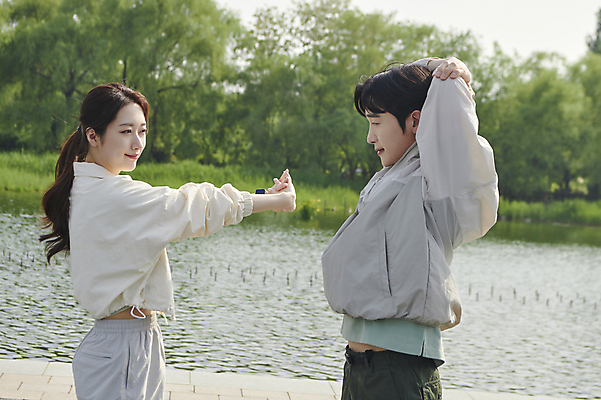 포토 JPG 주간 커플 공원 여자 남자 미소 상반신 20대 성인 야외 두명 옆모습 운동복 마주보기 맑음 스트레칭 한국인 준비 러닝 성인만 국내포토 자연요소 옷 공공시설 뷰포인트 관계 모션 날씨 표정 사람 동양인 청년 운동 파일형식