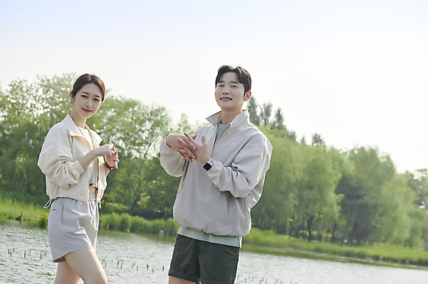 포토 JPG 주간 커플 공원 여자 남자 상반신 20대 성인 야외 두명 앞모습 옆모습 운동복 맑음 스트레칭 한국인 깍지 준비 러닝 성인만 국내포토 자연요소 옷 공공시설 뷰포인트 관계 날씨 사람 동양인 손짓 청년 운동 파일형식