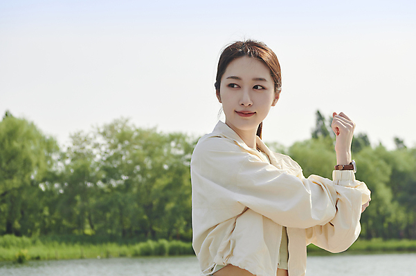 포토 JPG 주간 응시 공원 여자 한명 미소 상반신 20대 성인 야외 옆모습 운동복 맑음 스트레칭 한국인 준비 러닝 성인여자한명만 국내포토 자연요소 1 시선 옷 공공시설 뷰포인트 날씨 표정 사람 동양인 청년 운동 여자한명만 성인여자만 파일형식