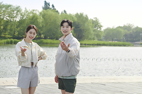 포토 JPG 주간 커플 공원 여자 남자 허리손 미소 상반신 20대 성인 야외 두명 앞모습 옆모습 운동복 맑음 한국인 손내밀기 러닝 성인만 국내포토 자연요소 옷 공공시설 뷰포인트 포즈 관계 날씨 표정 사람 동양인 손짓 청년 파일형식