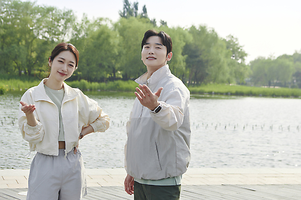 포토 JPG 주간 커플 공원 여자 남자 허리손 미소 상반신 20대 성인 야외 두명 앞모습 옆모습 운동복 맑음 한국인 손내밀기 준비 러닝 성인만 국내포토 자연요소 옷 공공시설 뷰포인트 포즈 관계 날씨 표정 사람 동양인 손짓 청년 파일형식