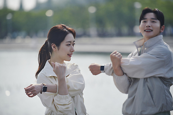 포토 JPG 주간 커플 공원 여자 남자 미소 상반신 20대 성인 야외 두명 앞모습 옆모습 아웃포커스 운동복 스트레칭 한국인 준비 러닝 성인만 국내포토 자연요소 옷 공공시설 뷰포인트 관계 촬영기법 표정 사람 동양인 청년 운동 파일형식