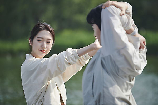 포토 JPG 주간 커플 공원 여자 남자 미소 상반신 20대 성인 야외 두명 옆모습 뒷모습 아웃포커스 운동복 스트레칭 한국인 준비 러닝 성인만 국내포토 자연요소 옷 공공시설 뷰포인트 관계 촬영기법 표정 사람 동양인 청년 운동 파일형식