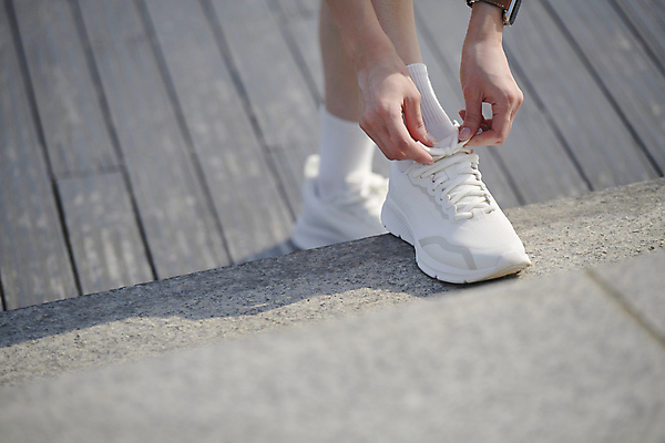 포토 JPG 주간 손 공원 운동화 발 야외 신체부위 묶기 준비 신발끈 러닝 러닝화 신발끈묶기 국내포토 자연요소 공공시설 신발 모션 사람 파일형식