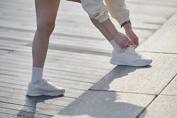 포토 JPG 주간 손 공원 여자 운동화 발 한명 20대 성인 야외 옆모습 신체부위 한국인 하반신 묶기 준비 신발끈 러닝 러닝화 신발끈묶기 성인여자한명만 국내포토 자연요소 1 공공시설 뷰포인트 신발 모션 사람 동양인 청년 여자한명만 성인여자만 파일형식