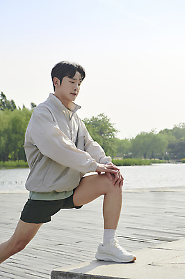 포토 JPG 주간 전신 공원 남자 한명 20대 성인 야외 옆모습 운동복 맑음 스트레칭 한국인 준비 러닝 성인남자한명만 국내포토 자연요소 1 옷 공공시설 뷰포인트 날씨 사람 동양인 청년 운동 남자한명만 성인남자만 파일형식