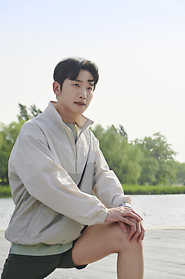 포토 JPG 주간 응시 공원 남자 한명 상반신 20대 성인 야외 옆모습 운동복 맑음 스트레칭 한국인 준비 러닝 성인남자한명만 국내포토 자연요소 1 시선 옷 공공시설 뷰포인트 날씨 사람 동양인 청년 운동 남자한명만 성인남자만 파일형식