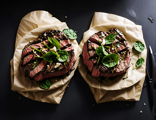 JPG 스튜디오촬영 편집이미지 음식 육류 스테이크 사람없음 하이앵글 토핑 바질 종이호일 편집실사 AI포토 AI콘텐츠 뷰포인트 식재료 서양음식 실내 CG 파일형식