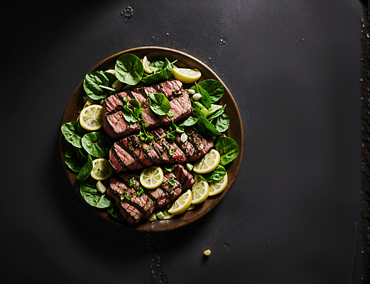 JPG 스튜디오촬영 편집이미지 음식 채소 육류 스테이크 사람없음 하이앵글 레몬 토핑 나무쟁반 편집실사 AI포토 AI콘텐츠 뷰포인트 과일 식재료 쟁반 서양음식 실내 목재 CG 파일형식