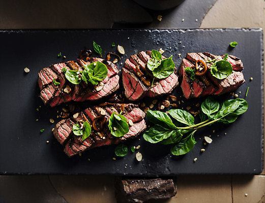 JPG 스튜디오촬영 편집이미지 음식 육류 스테이크 사람없음 하이앵글 토핑 바질 돌판 편집실사 AI포토 AI콘텐츠 뷰포인트 식재료 서양음식 실내 돌_바위 CG 파일형식