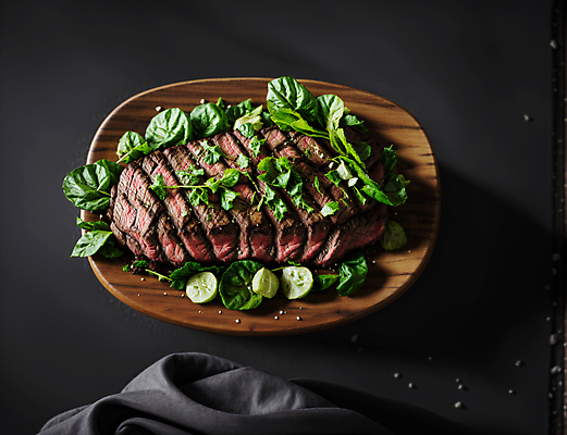 JPG 스튜디오촬영 편집이미지 접시 음식 육류 스테이크 사람없음 하이앵글 토핑 바질 나무접시 편집실사 AI포토 AI콘텐츠 식기 뷰포인트 식재료 서양음식 실내 CG 파일형식