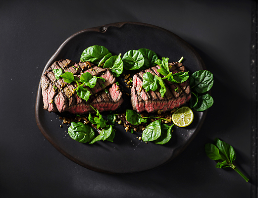 JPG 스튜디오촬영 편집이미지 음식 육류 스테이크 사람없음 하이앵글 레몬 토핑 바질 편집실사 AI포토 AI콘텐츠 뷰포인트 과일 식재료 서양음식 실내 CG 파일형식